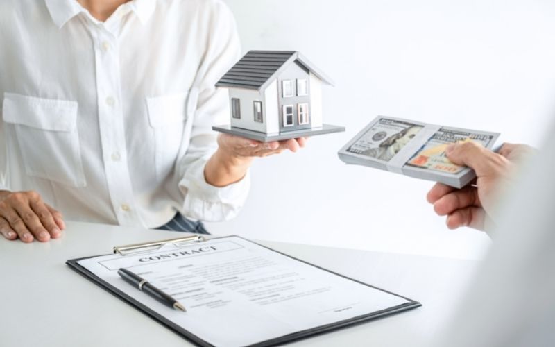 broker agent presenting detail to customer