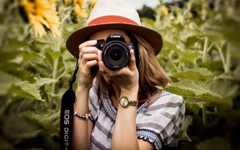 woman holding dsir camera